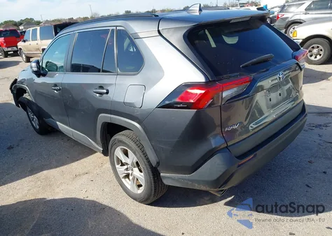 2021 Toyota Rav4 Xle z USA, uszkodzony, nr VIN 2T3W1RFV9MC097488
